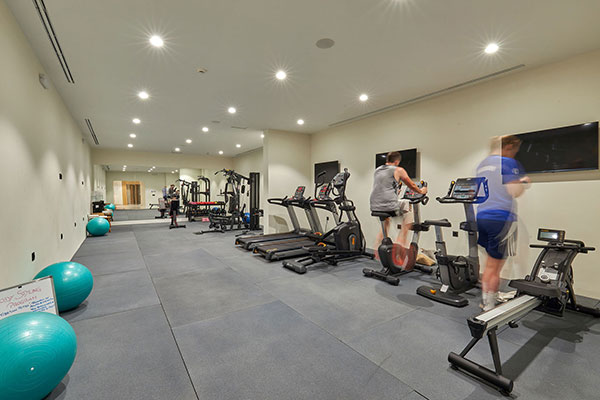 Enorme Santanna Island Indoor Gym
